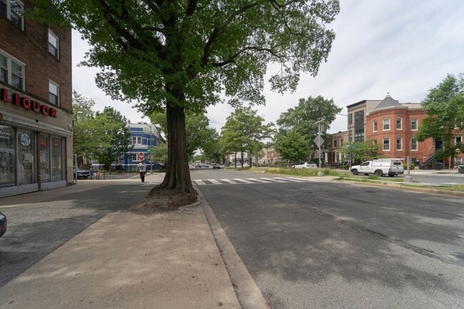 Building Photo - Spacious 1 BD 2 BA Apartment in the Histor...
