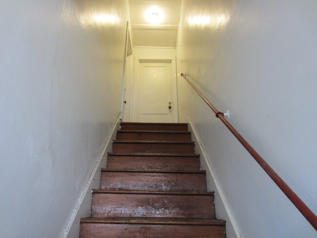 Escalera al segundo piso - 1015 Kentucky St