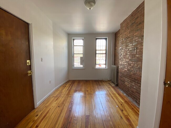 Building Photo - 282 Suydam St