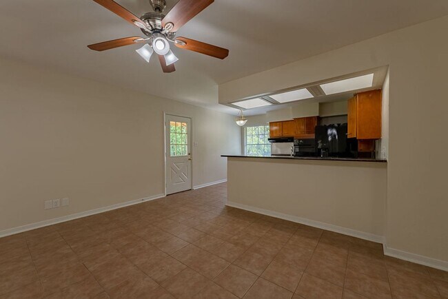 Building Photo - Beautiful 3 bedroom, 1 bath home in South ...