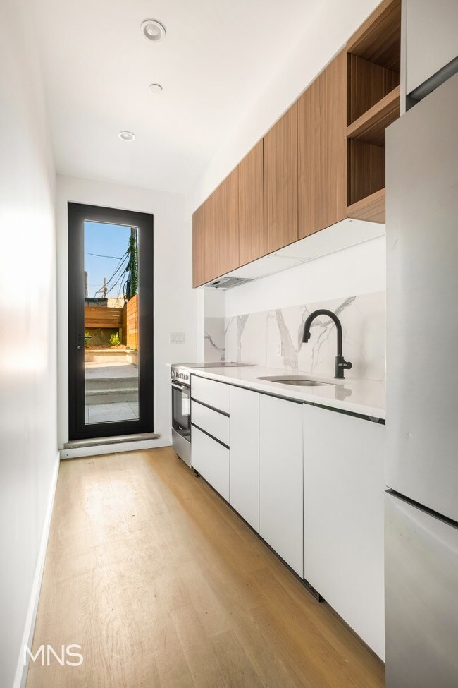 Building Photo - 583 Lorimer Street