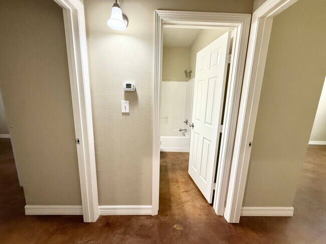 Foto del edificio - Elegant 4-bed/2-bath plus Garage!