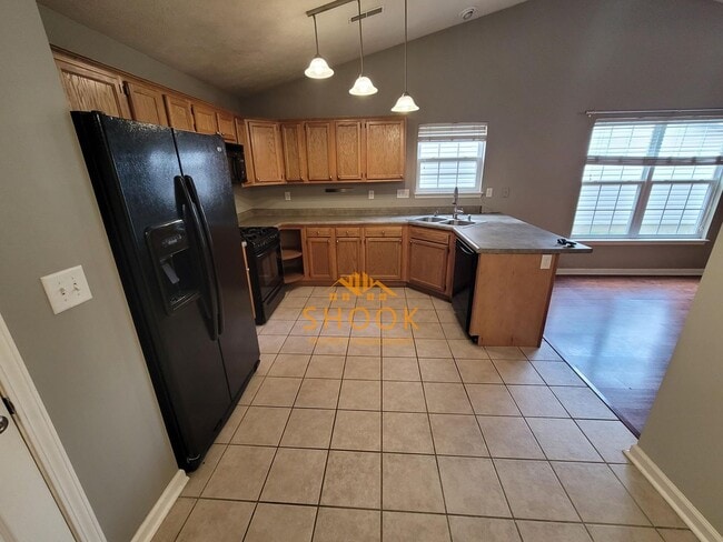 Building Photo - COZY 2 BR+DEN IN GREAT NEIGHBORHOOD