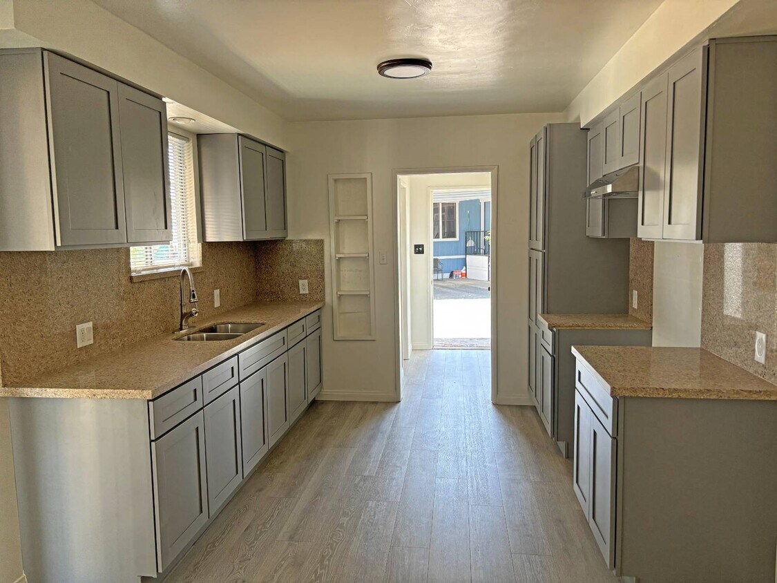 Foto principal - 10838 Vernon Ave