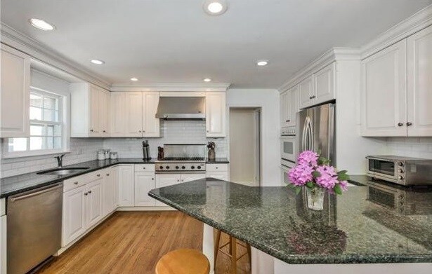 Cocina con seis hornillas, frigorífico y congelador, dos hornos y lavavajillas. - 18 Lincoln Ave