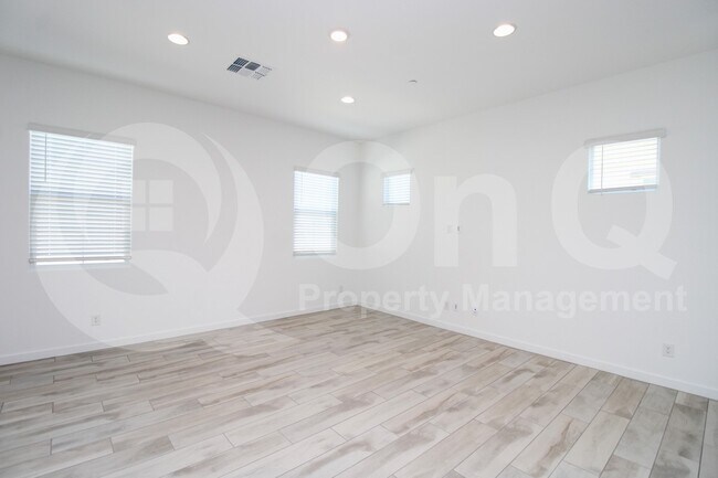 Foto del edificio - 3871 E Rainbow Dr