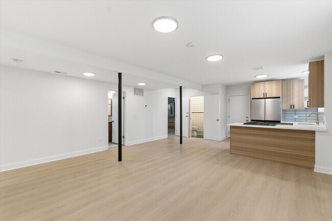 Foto del edificio - 5915 N Milwaukee Ave