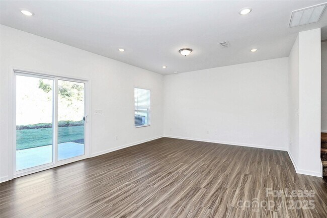 Foto del edificio - 3651 Secrest Lndg