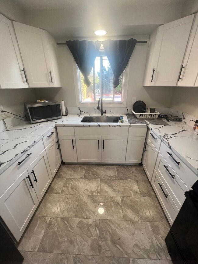 Building Photo - Available August 2026- 5 Bedroom with a POOL - on MARY LANE