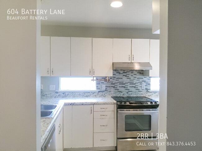 Building Photo - 604 Battery Ln