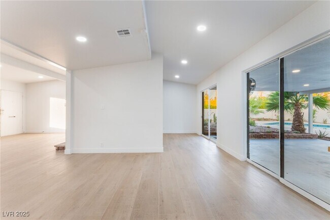 Foto del edificio - 548 E Oakey Blvd