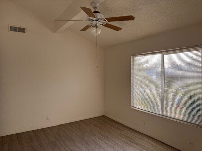 Foto del edificio - 5926 Hilltop Dr