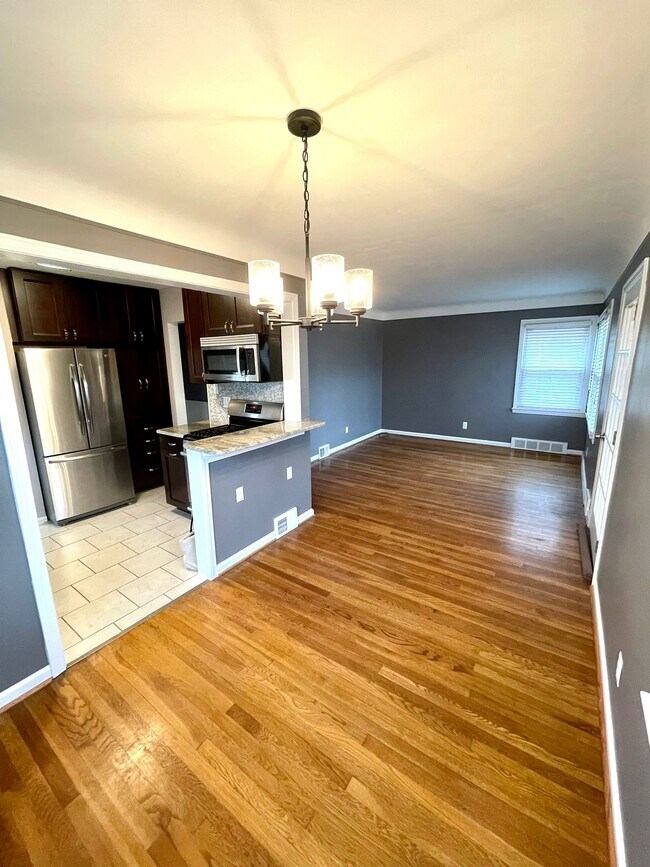 Open concept dining/living room - 1915 Hyland St