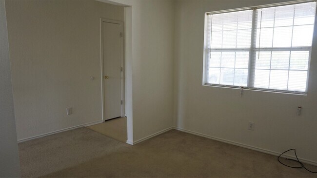 Foto del edificio - 4600 Greyhound Dr