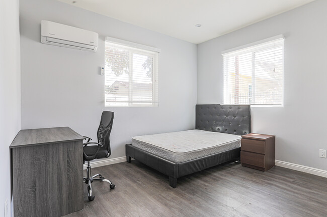Foto del edificio - 1168 W 24th St