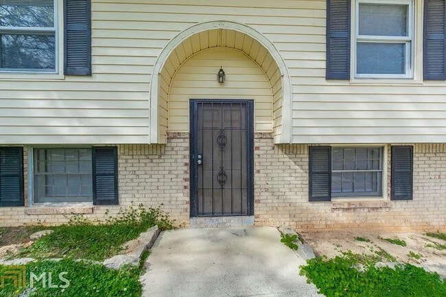 Building Photo - Room in House on Reba Rd