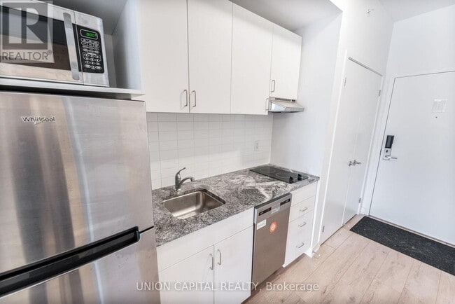 Building Photo - 1800 Simcoe St N