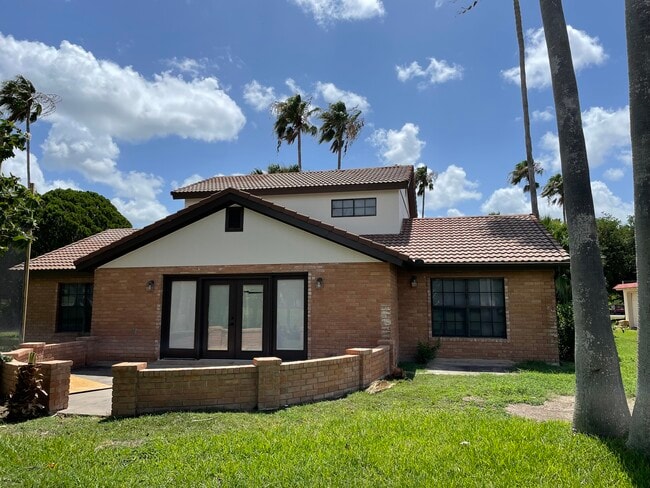 Building Photo - 811 Avenida De Leon