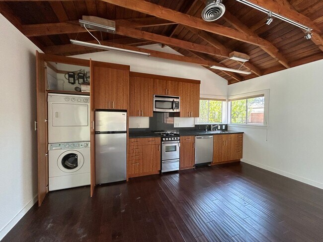 Foto del edificio - Spacious One Bedroom + Den Backhouse! In Unit Laundry! Prime Location!