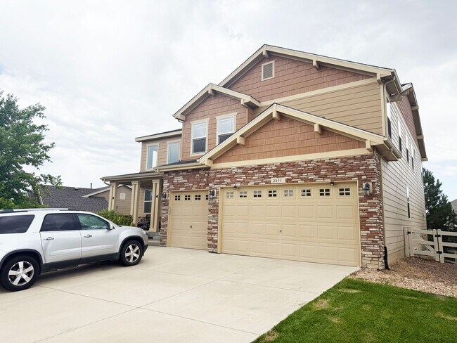 Building Photo - Amazing large 2-Story with open floor plan...