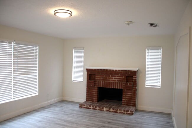 Building Photo - Spacious 4 Bedrooms and 2.5 bath FULLY REN...