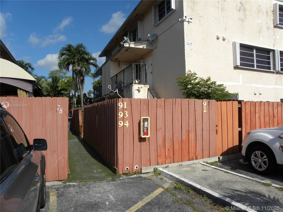 Primary Photo - 15690 SW 82nd Cir Ln