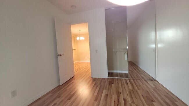 Foto del edificio - Central Location -  Plenty of Amenities