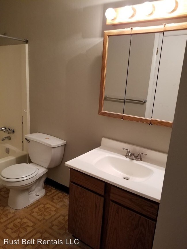Building Photo - 2 br, 1 bath Apartment - 2060 Wolosyn Circle