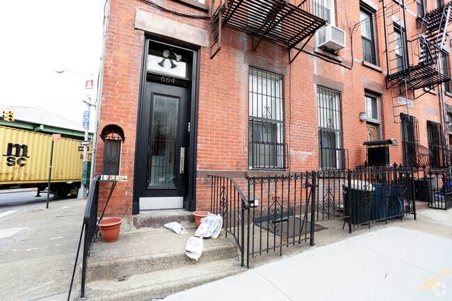 Building Photo - 664 Henry St