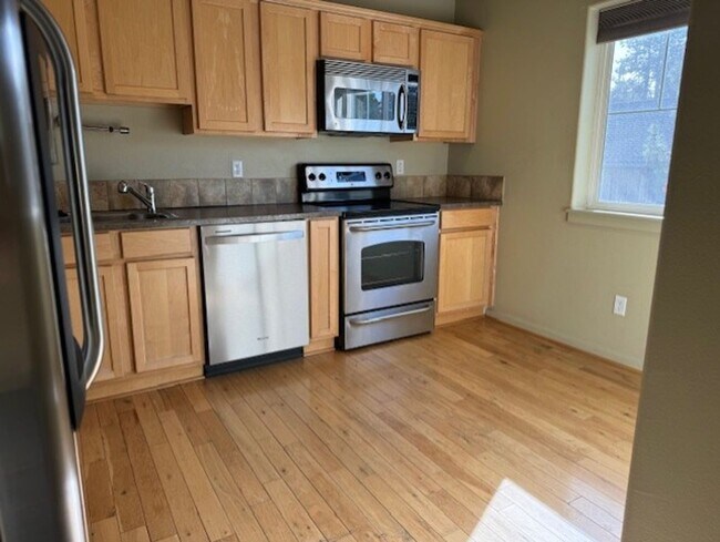 Foto del edificio - Move in special $500 off first months rent...