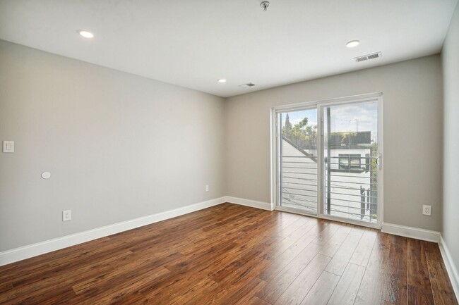 Building Photo - Available Now! 2 Bed 1 Bath Near Howard!
