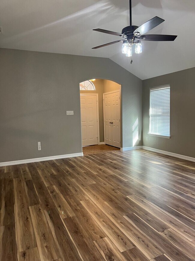 Building Photo - 521 Sweetwater Dr.