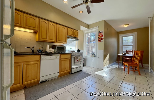 Building Photo - 10 Strathmore Rd