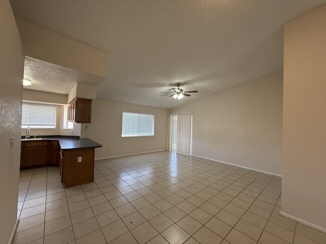 Foto del edificio - 6141 E 40th Pl