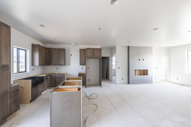 Foto del edificio - BRAND NEW 4 Bed/2 Full Bath Twin Home Main Unit in Sugar City! ALL UTLITIES ARE INCLUDED IN PRICE!!!