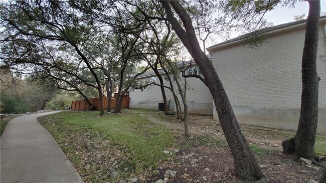 Foto del edificio - 9101 Cessna Ln