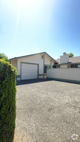 Building Photo - 754 W Yosemite Ave
