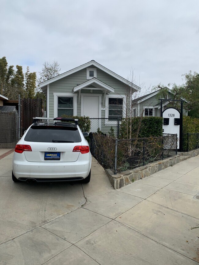 Aparcamiento privado en la calle, frente al aparcamiento. - 1328 Electric Ave