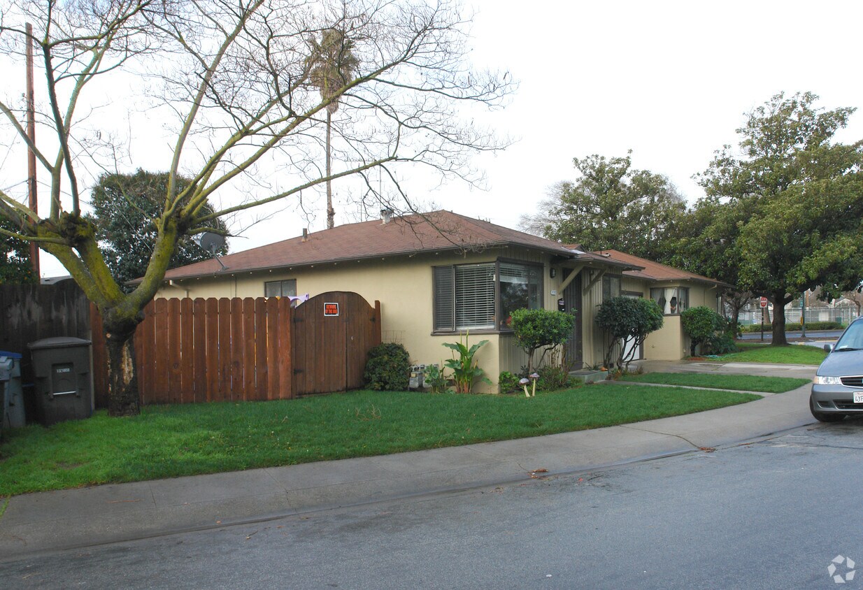 Foto principal - 885 Park Dr