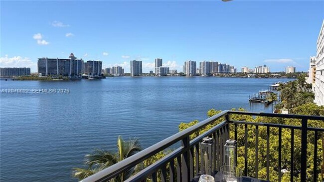 Foto del edificio - 17720 N Bay Rd