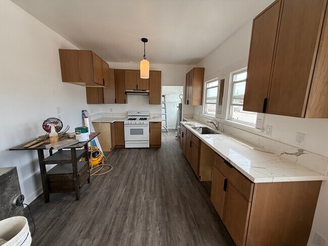 Foto del edificio - 212 1/2 W 57th St