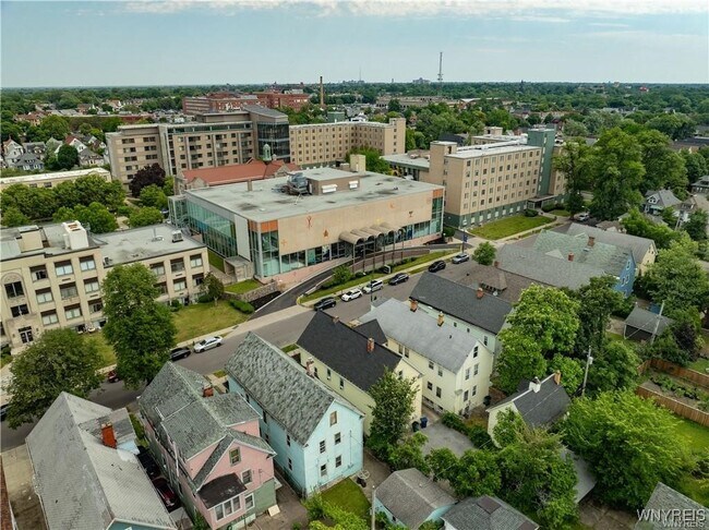 Foto del edificio - 67 Hughes Ave