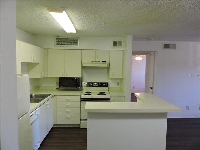 Building Photo - 415 Lakepointe Dr