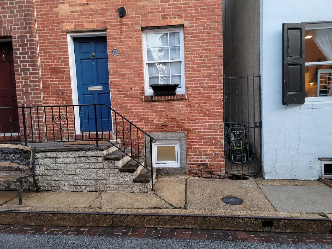 Primary Photo - 213 E Churchill St