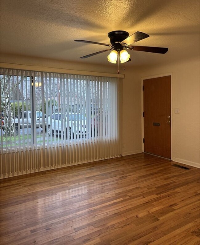 Foto del edificio - 2Bd/1Ba Single Story House - For Viewing!