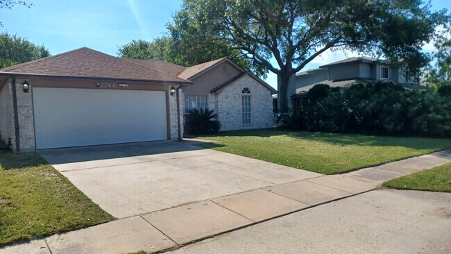 Building Photo - 2244 Ivy Dr