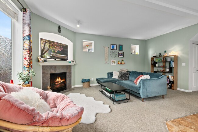 Gas fireplace and tv nook - 402 124th Pl SE