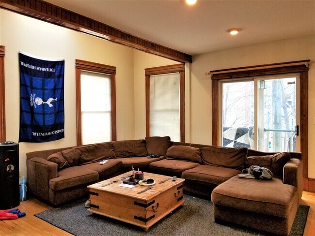 Foto del edificio - Stunning 5 Bed / 3 Bath Duplex on Babcock St | 1 Month Broker Fee Paid by Landlord | Central Air ...