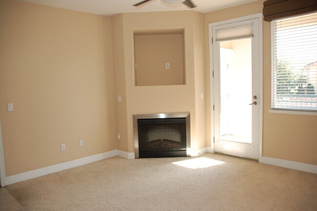 Building Photo - Gorgeous Condo in Roseville