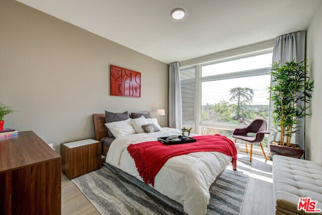 Building Photo - 515 W Broadway